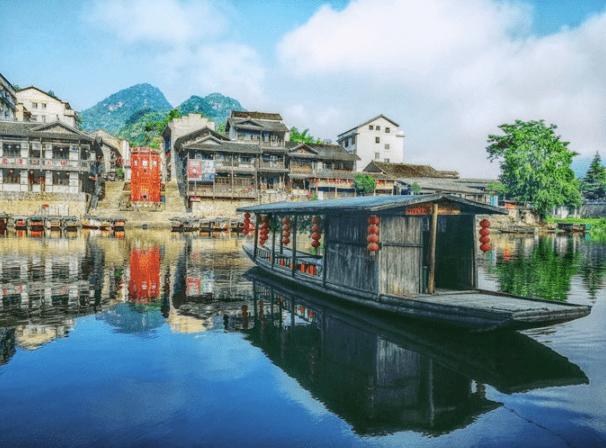 小伙子午后弹吉他邀请妈妈唱歌，妈妈边扫地边唱《向云端》
